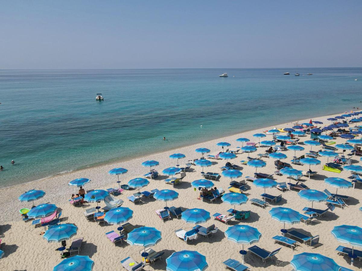 Hotel Scoglio Del Leone Zambrone Exteriör bild