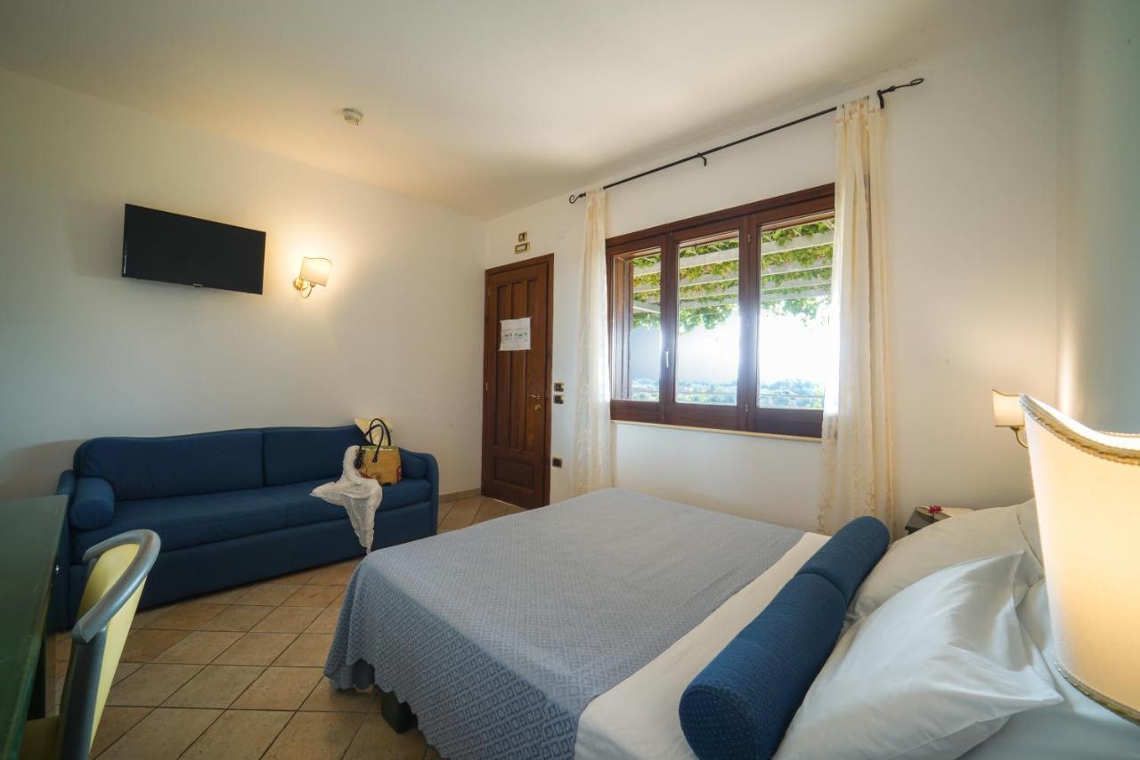 Hotel Scoglio Del Leone Zambrone Exteriör bild