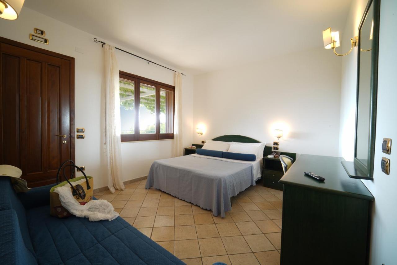 Hotel Scoglio Del Leone Zambrone Exteriör bild