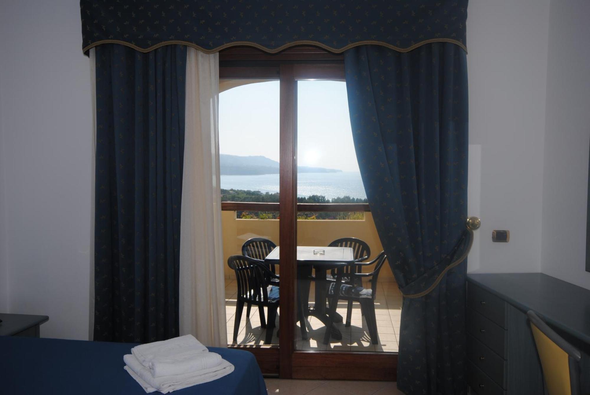 Hotel Scoglio Del Leone Zambrone Exteriör bild