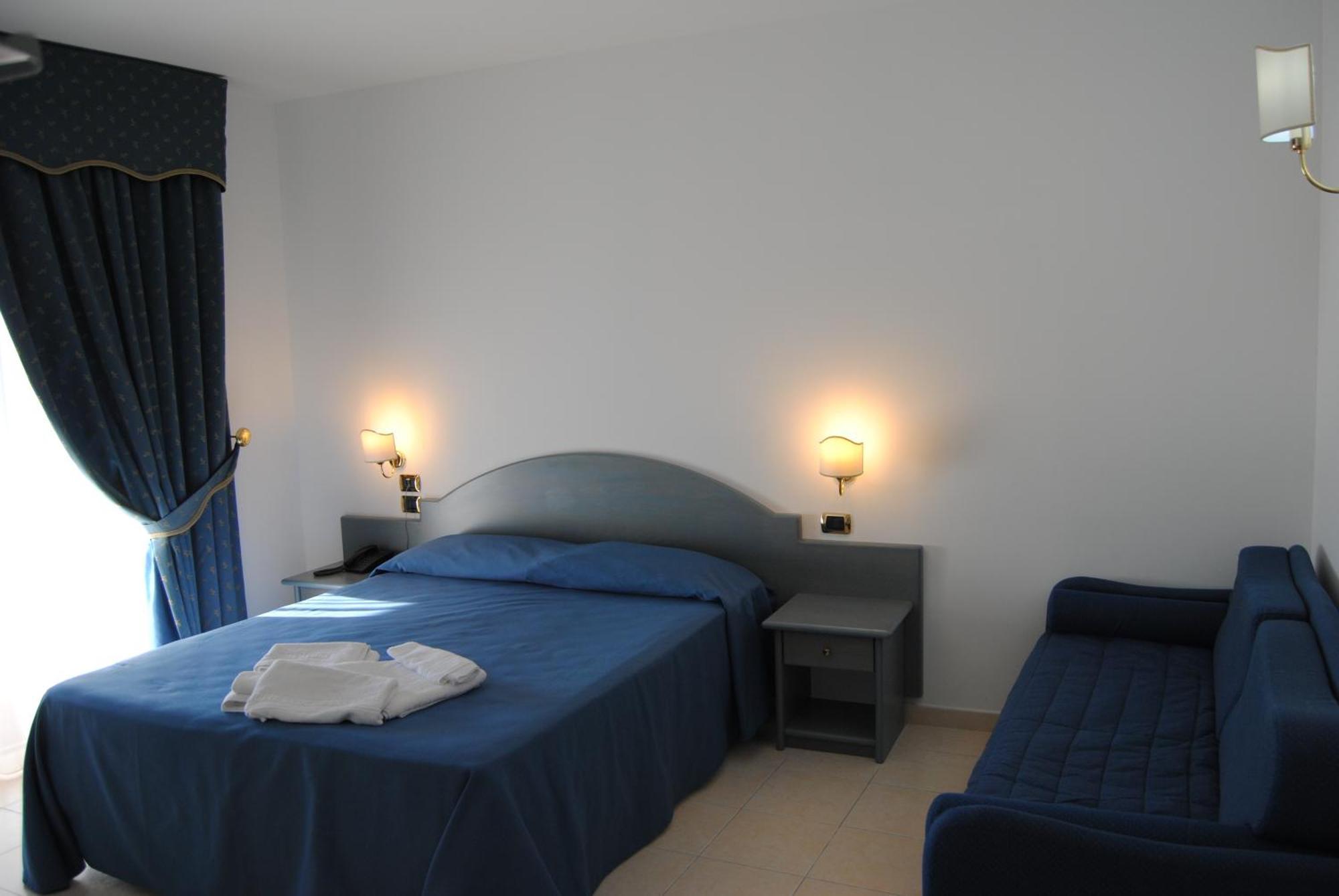 Hotel Scoglio Del Leone Zambrone Exteriör bild