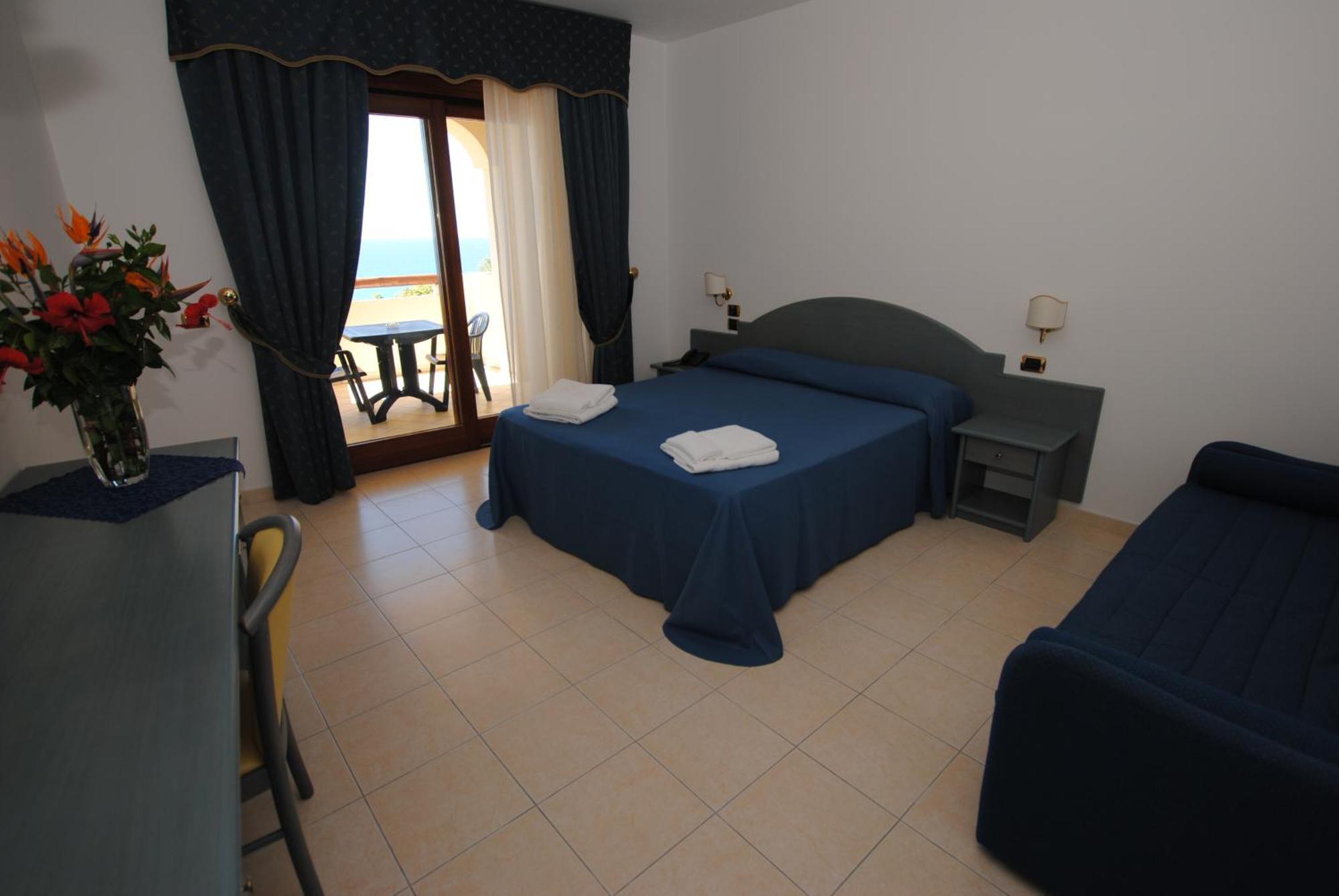 Hotel Scoglio Del Leone Zambrone Exteriör bild