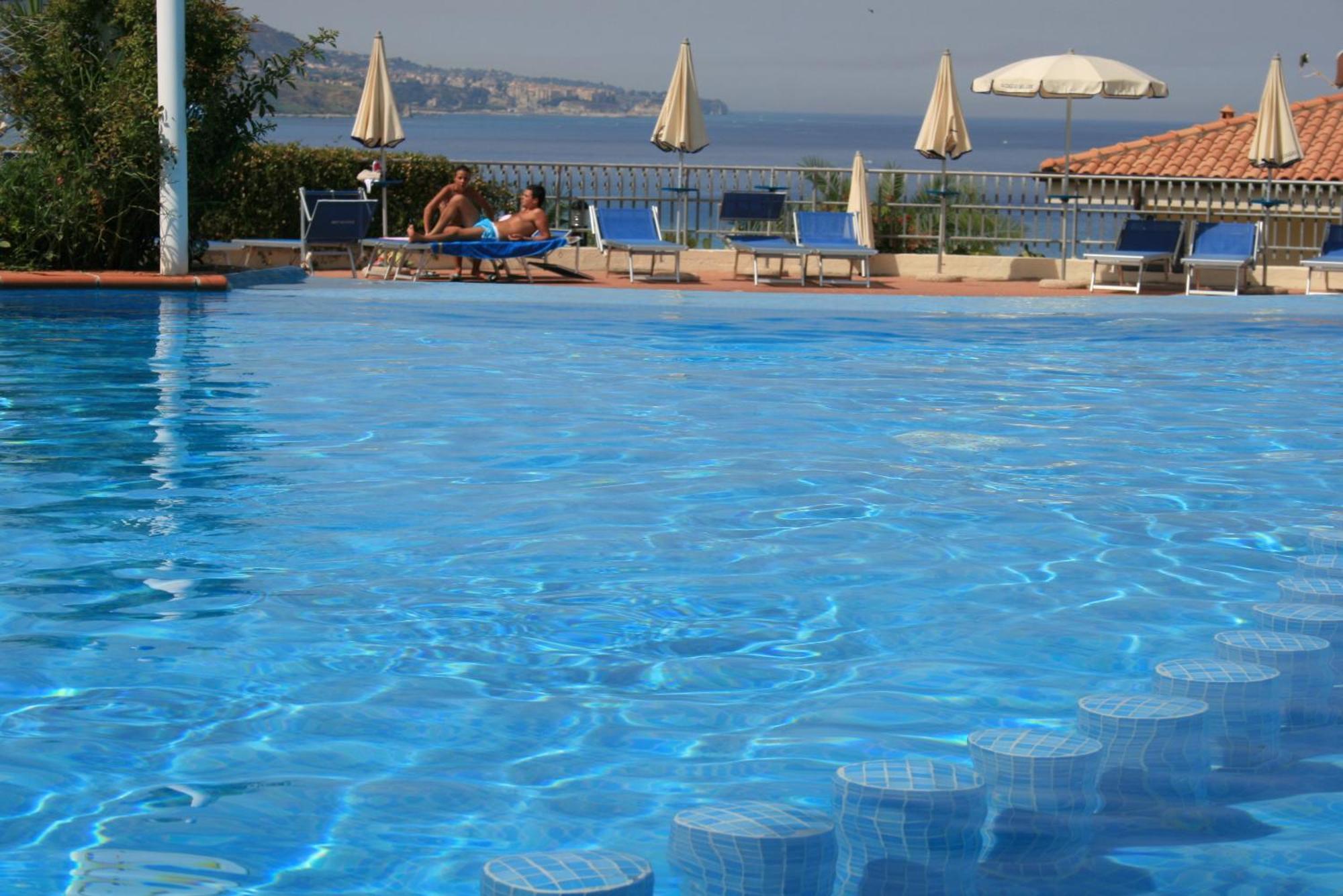 Hotel Scoglio Del Leone Zambrone Exteriör bild