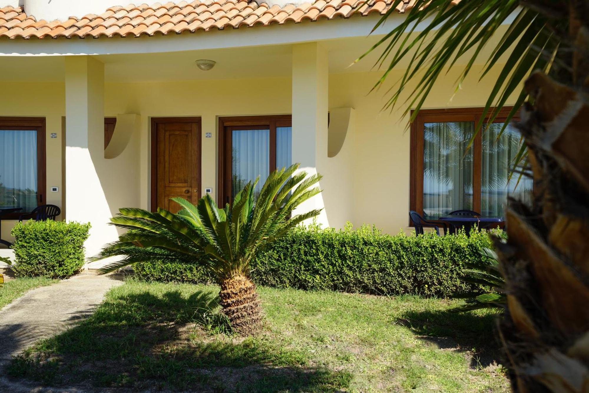Hotel Scoglio Del Leone Zambrone Exteriör bild