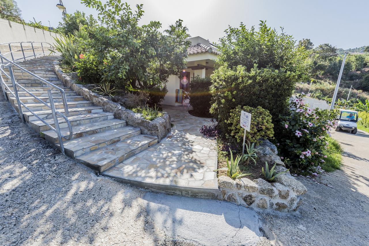 Hotel Scoglio Del Leone Zambrone Exteriör bild